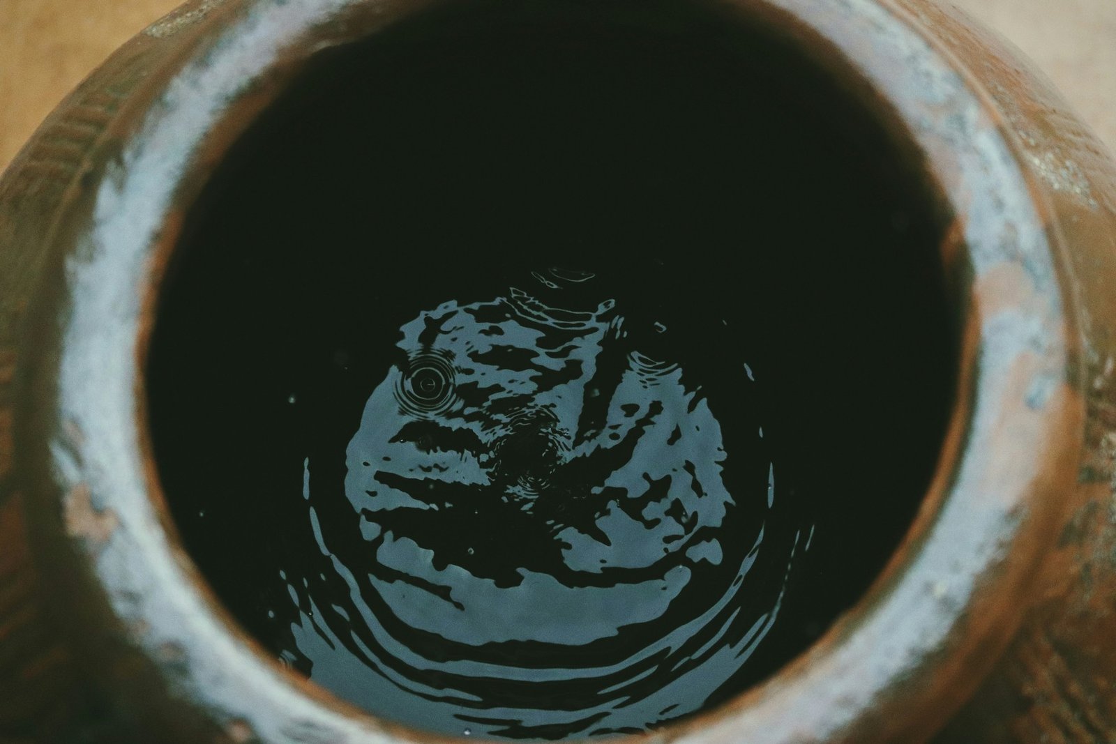 Tontopf wird in Wasser eingeweicht